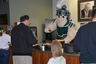 Sparty serves snacks at the 4-H alumni event.